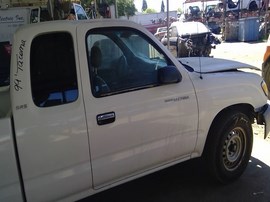 1999 TOYOTA TACOMA, WHITE, SR5, EXTD CAB, 2.4L, AT, 2WD.   Z26331